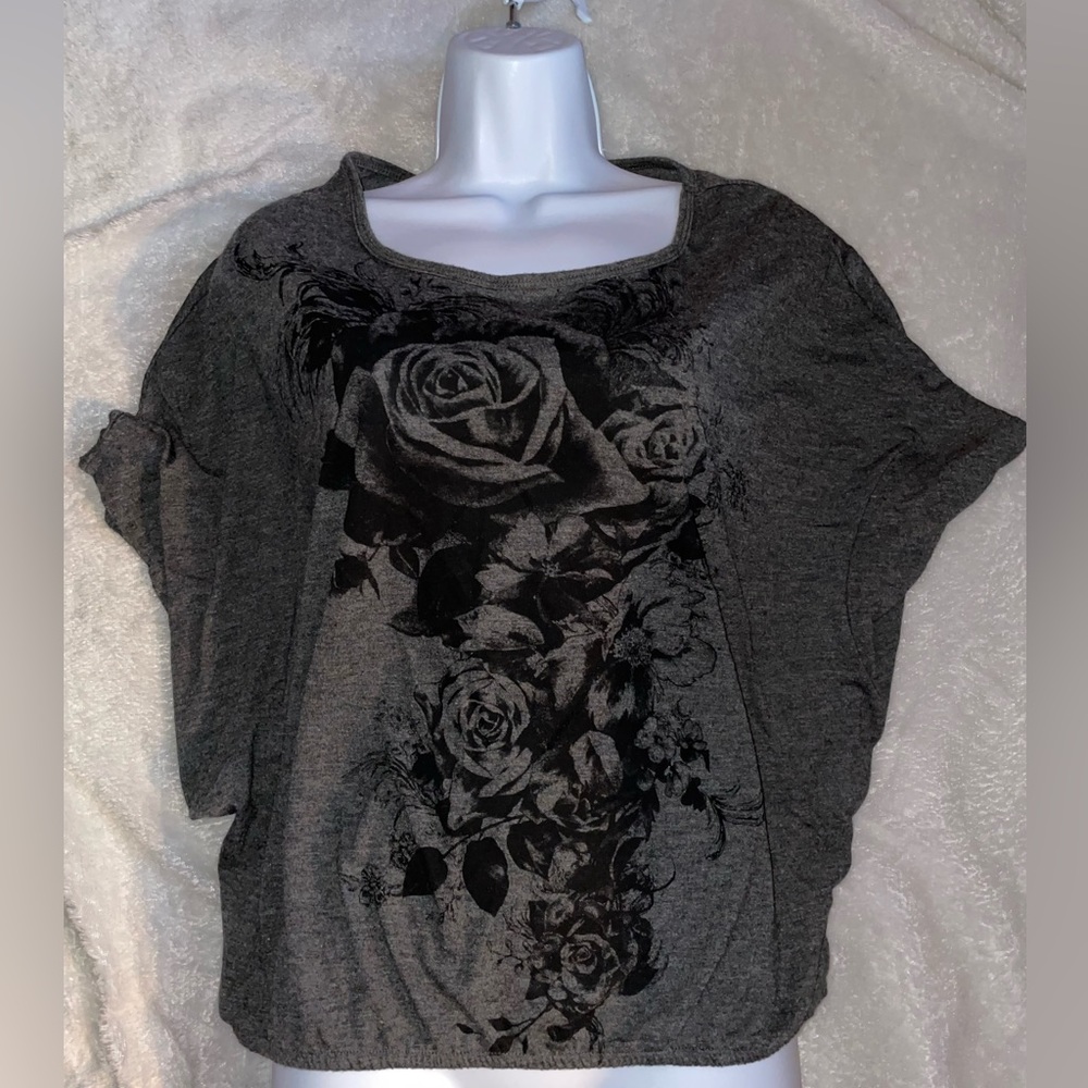 Grey Wing sleeve Roses top